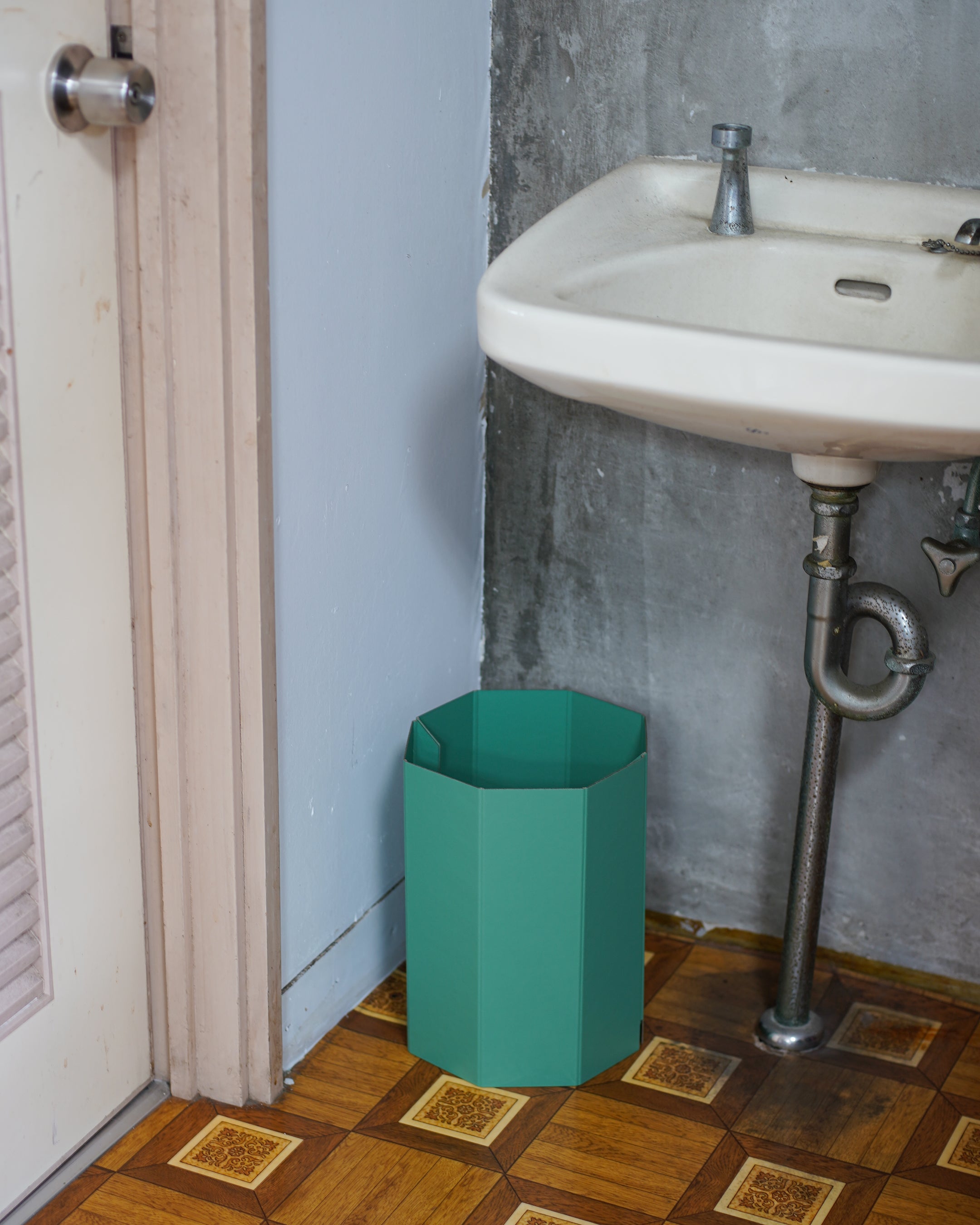 8_BIN / concrete craft - MINT
