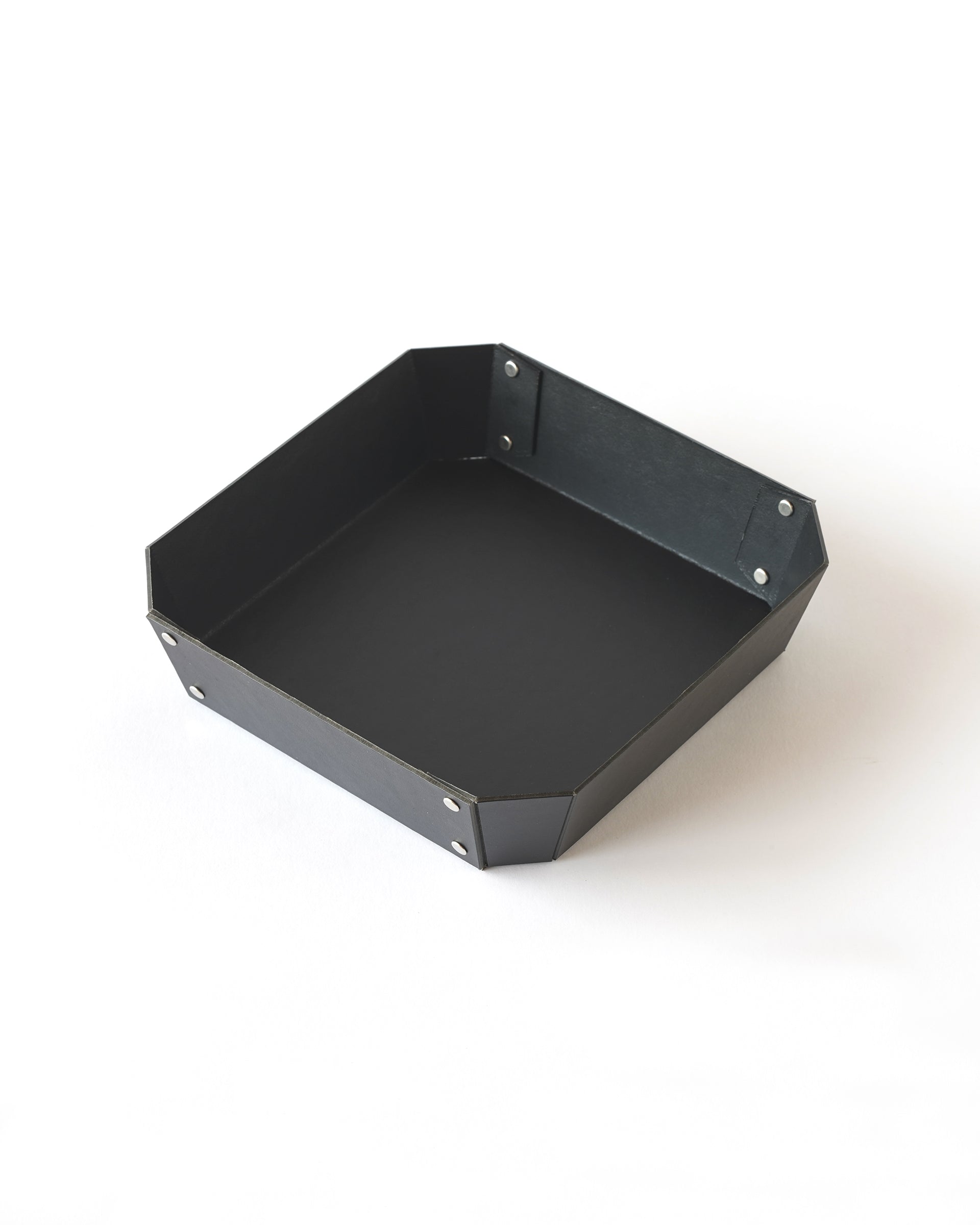 8_TRAY . M . ブラック