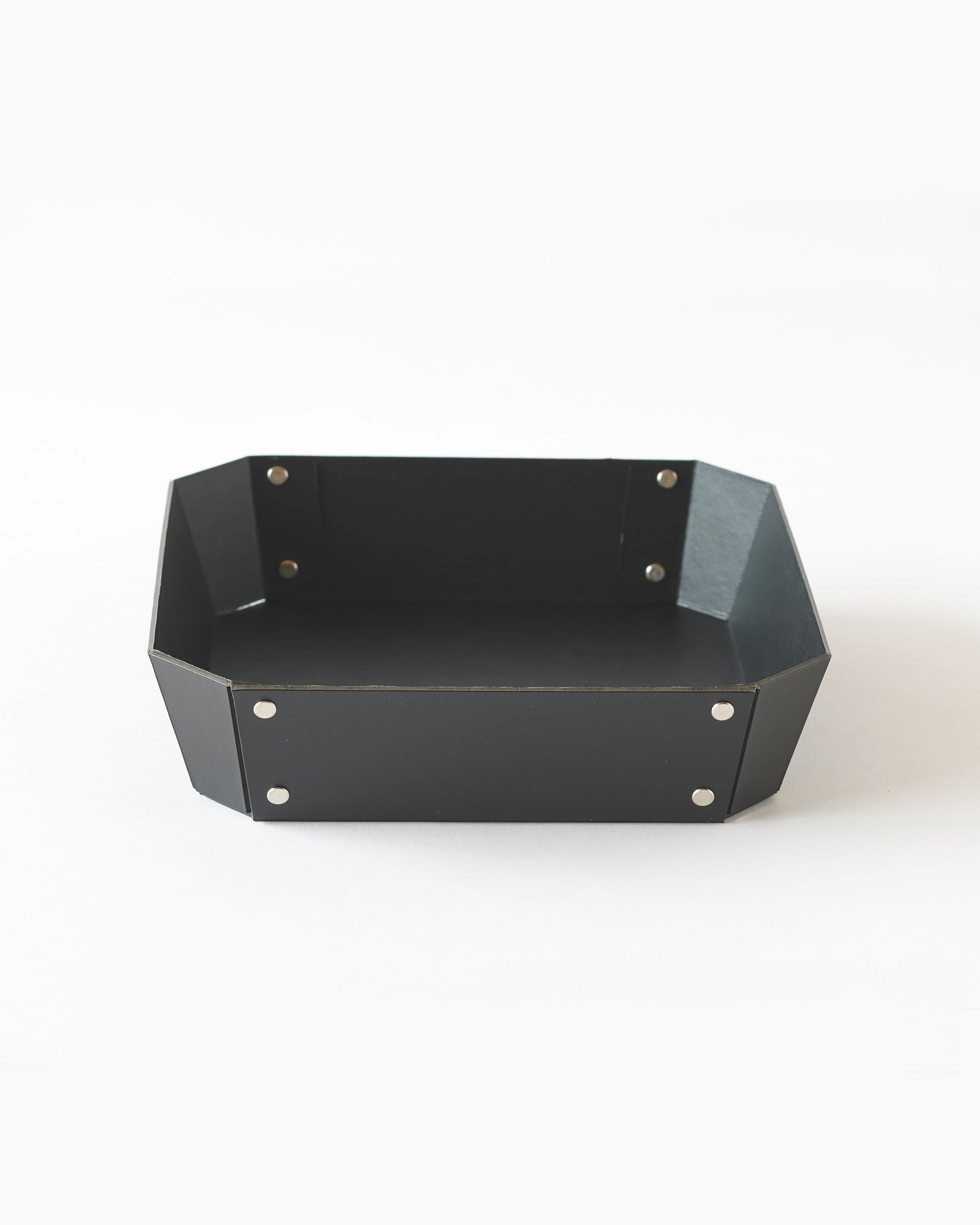 8_TRAY . M . ブラック