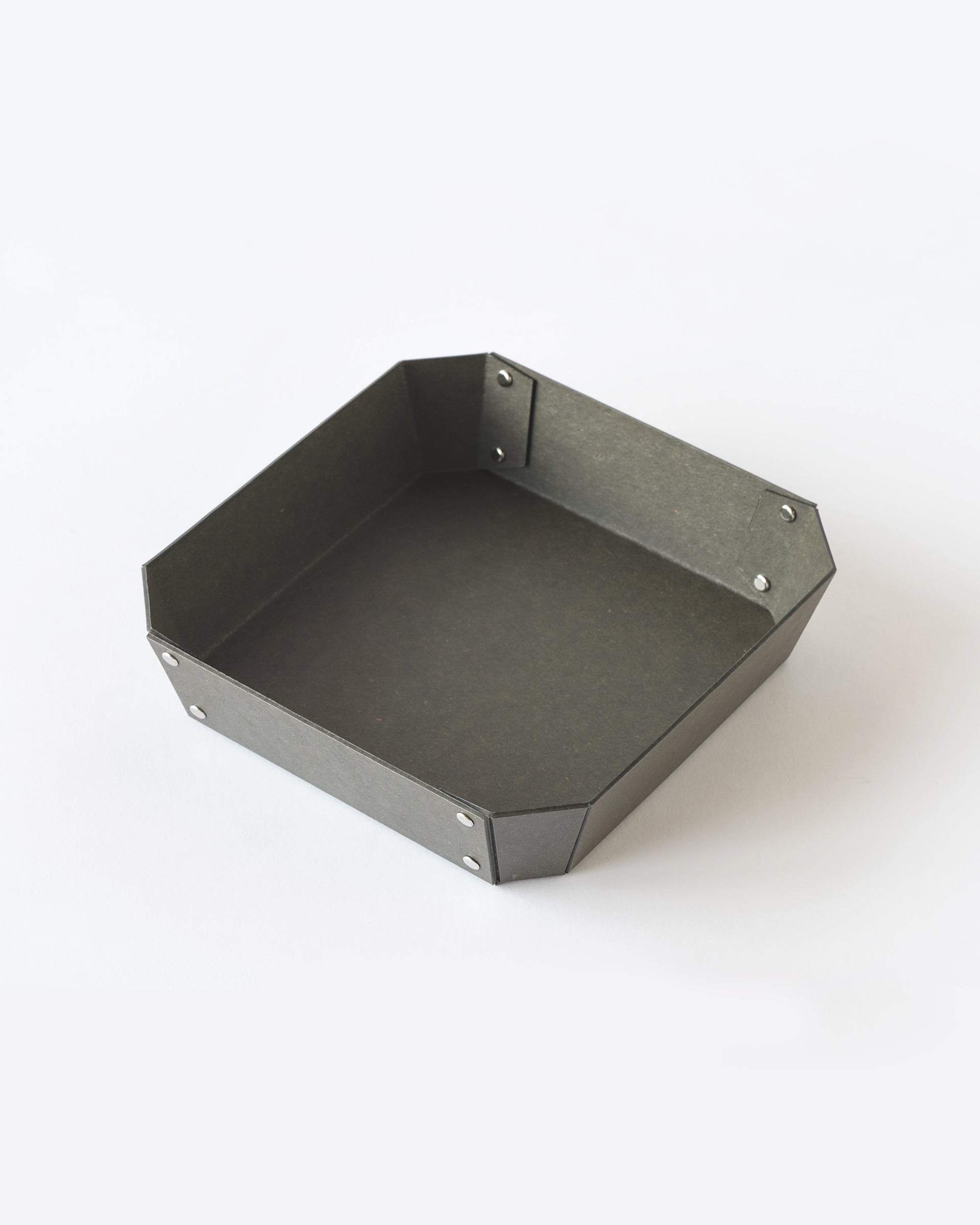 8_TRAY . M . チャコール