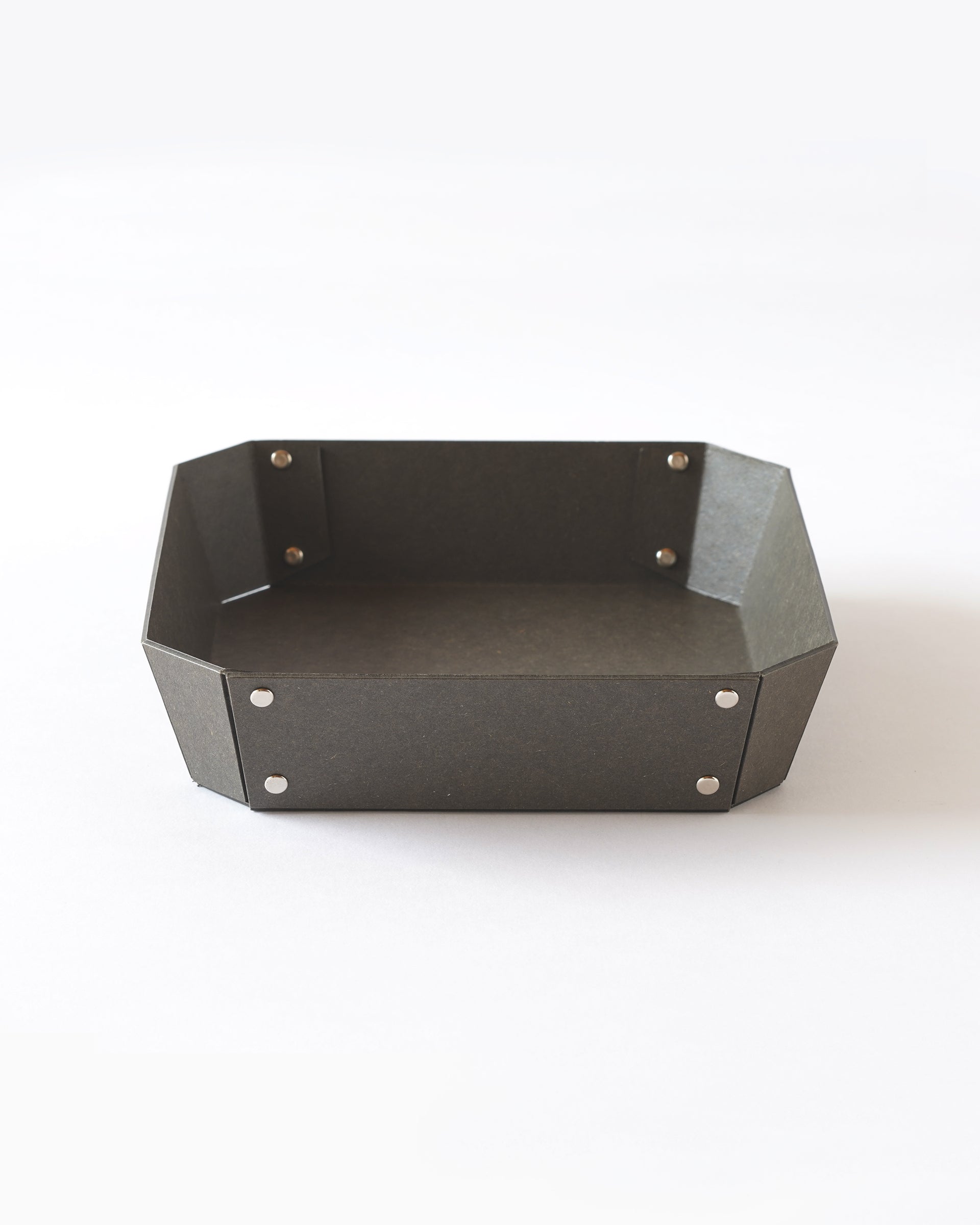 8_TRAY . M . チャコール