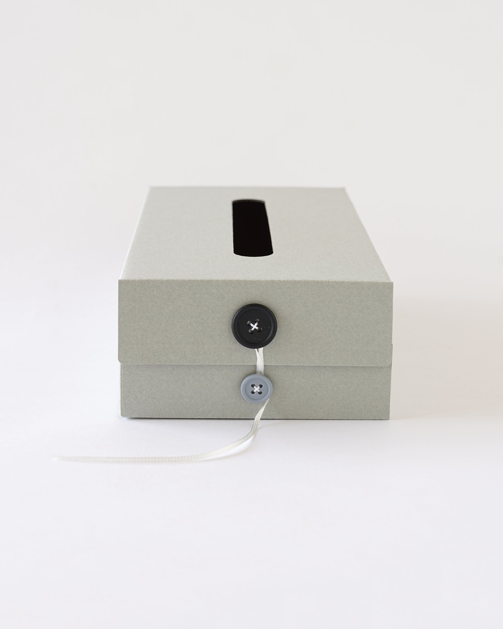Button Tissue Box . グレー