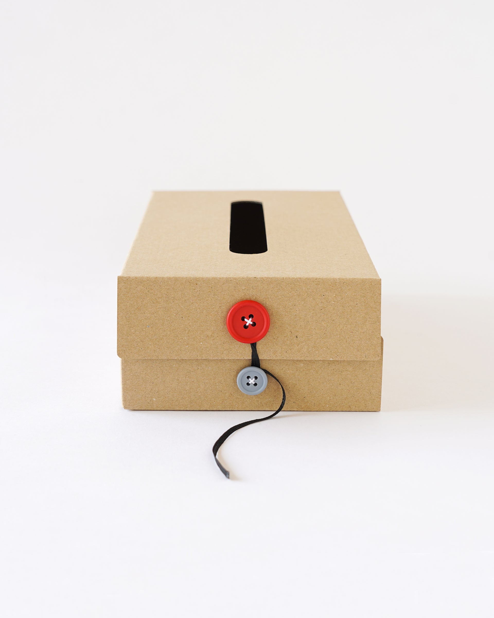 Button Tissue Box . レッド